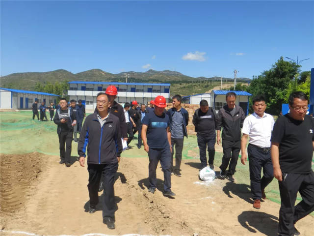 娄烦县人大常委会主任冯永魁一行调研山西三建娄烦第三实验学校工程
