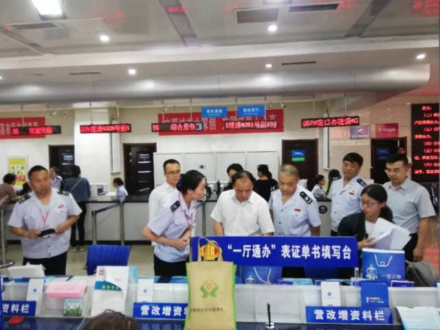 省局党委委员纪检组长张鹏飞带队深入万柏林区税务局开展驻厅服务