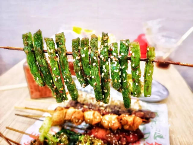 除了芋头,包菜,西兰花和四季豆也很受欢迎,都是甜甜的素菜,又特别吸油