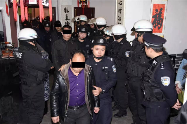 震惊桂林的传销大案头目被抓!现场押解画面曝光!