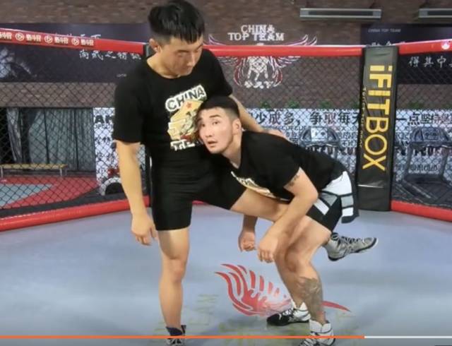 【教学视频】抱单腿(头在内)技术在自由式摔跤训练中的特点及应用