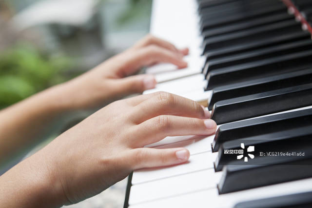 弹钢琴为什么要手指立起来?