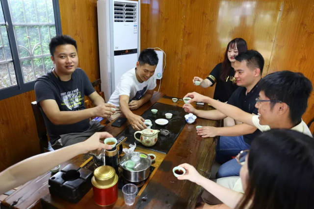 烧烤之后大伙儿可以一起喝喝茶,解解腻,聊聊天