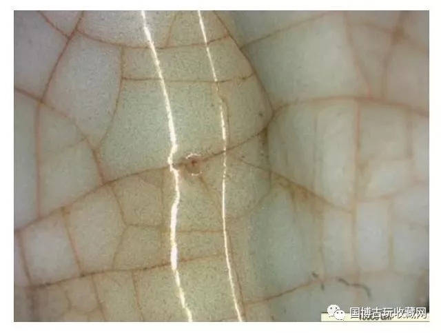 (图八)釉面棕眼 c,缩釉:大多数宋代官窑与明清仿官瓷器釉面都有局部
