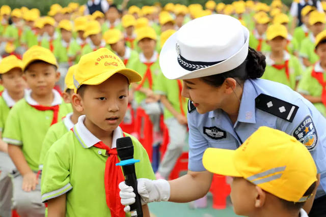 让在场师生在寓教于乐中对交通安全及佩戴小黄帽的重要性有了初步的