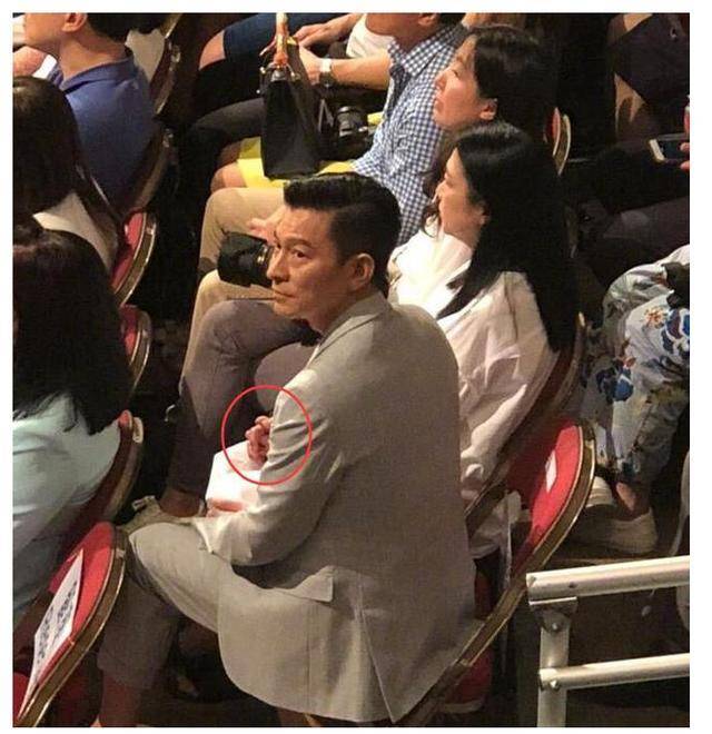 52岁朱丽倩近照,身材一览无遗,原来刘德华每天面对这样的老婆