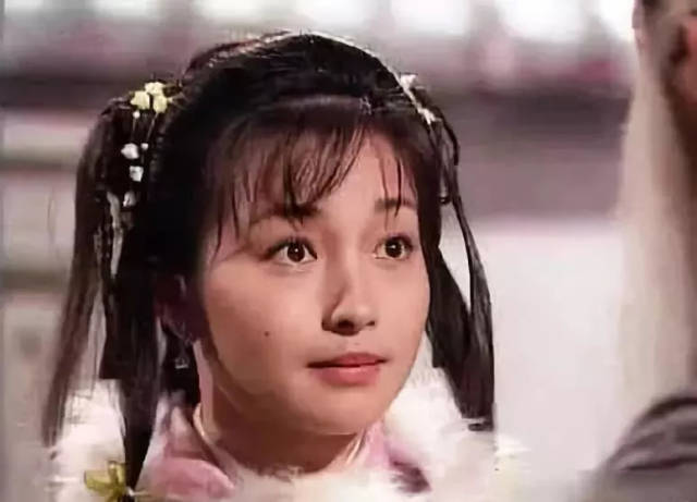 在《绝代双骄》饰演小仙女张菁,和小鱼儿有解不开的前缘.