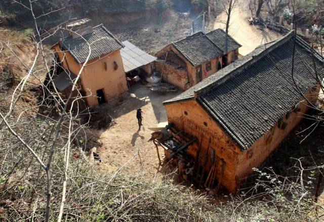 她们一家现在生活在河南西部的一个贫穷的小山村里,家里有3座土坯房