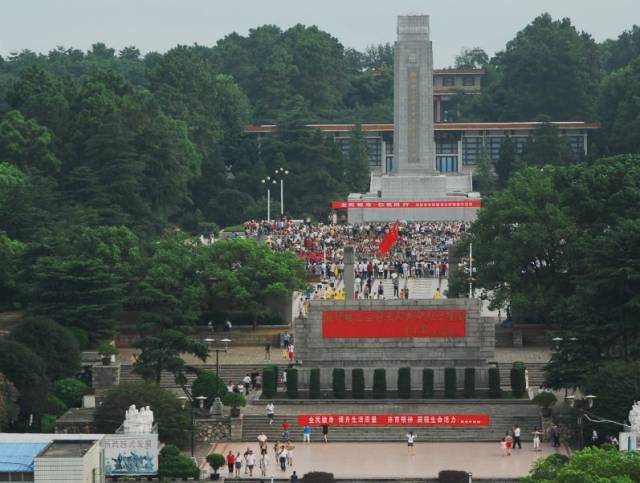 湘鄂赣边区鄂东南革命烈士陵园位于阳新县城竹林湖畔的伏虎山上,占地