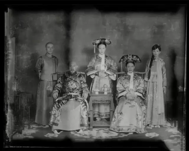 这组照片展现了乾隆登基前直至老年时宫中不同阶段的场景.