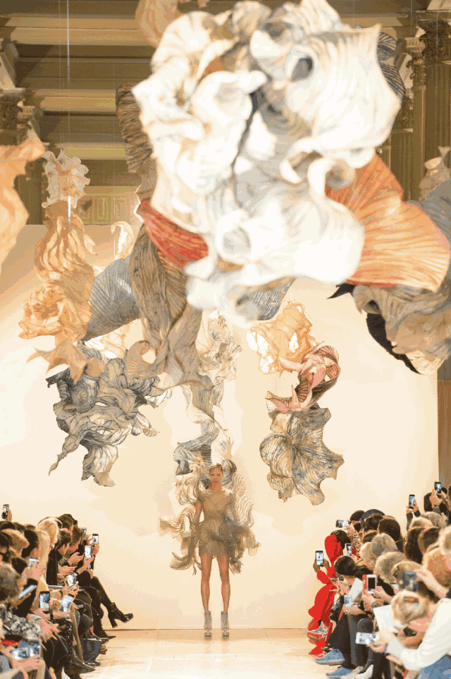 看荷兰鬼才设计师如何把秀场变成一个光怪陆离的海底世界