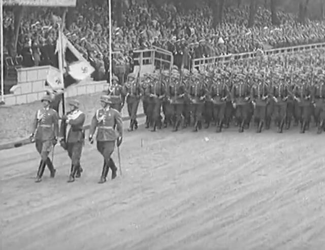 照片拍摄于1939年柏林胜利阅兵庆典期间,为了庆祝德军攻陷波兰,希特勒