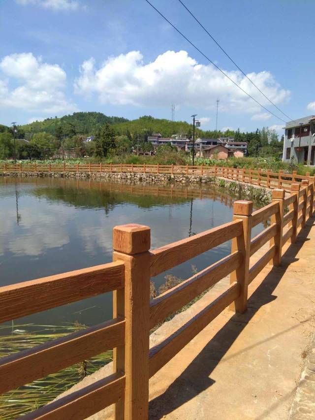 广东公园景区生态仿木栏杆施工制作,河源新农村建设异形仿树根栏杆