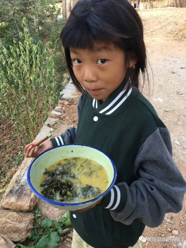 大山里的孩子,他们生活很艰苦,但很开心.