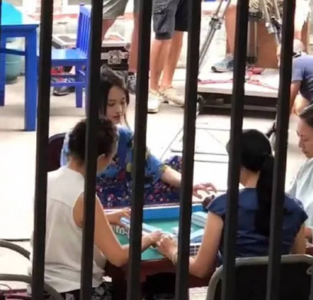 偶遇郑爽街头霸气打麻将,嘴角的疤痕长成这样,连粉底都盖不住了?
