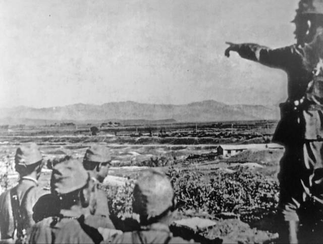 日军侵华老照片,为掩盖侵略行为逼迫中国百姓手持太阳