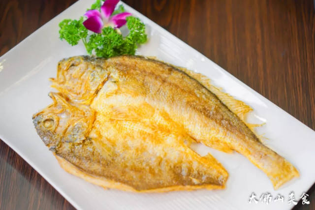黄花鱼在天然的咸水海长大,所以鱼肉会有种独特的咸鲜味,适合用香煎