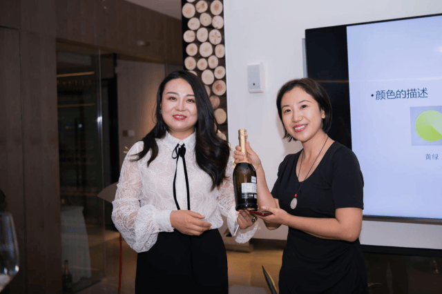 展示环节过后,现场进行有奖竞答,回答出张琪老师的问题的三位嘉宾