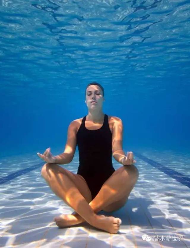 29岁美女自由潜水下做瑜伽,不愧是能闭气6分半的人!