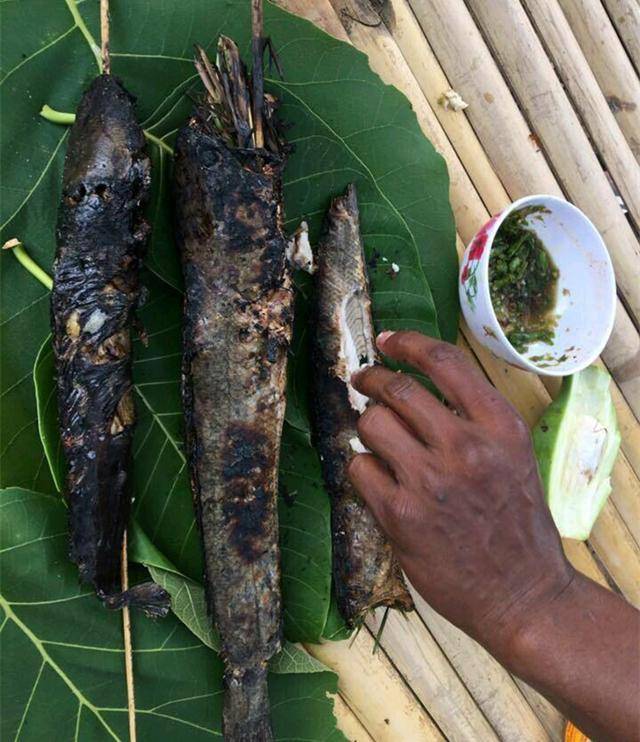 拳王播求早餐饮食,风味独特!捕青蛙烤着吃,烤糊了也照吃不误