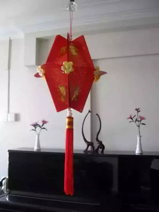本文导读 中秋节,国庆节这两个传统的节日,似乎总少不了灯笼,美好的节日氛围需要我们用心来营造,带着孩子一起DIY手工制作灯笼吧!将这个传统的习俗继续传承下去,是一项多美妙的亲子活动,老师们千万不要错过这样的好机会哦!跟着小莉老师一起来看看灯笼的各种做法吧! 作者 丨小莉老师 本文由《幼儿园手工》编辑,转载须注明来源! 圆柱形灯笼 这个做法也简单,直接将纸卷成圆筒,上下各用一条稍厚的纸条做固定,圆筒上可以自己做装饰,贴上亚克力的彩钻,效果很漂亮。小提示:灯笼纸应该选择透光好的纸张,比如宣纸或者棉纸。