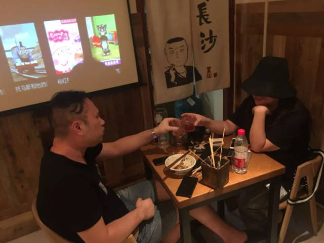 【小酒馆日记】招烧烤学徒,顺便再招个老板娘!