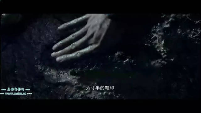 大堂之外···乡亲们打着雨伞围成一团 中间摆着一具尸体 一位帽子哥