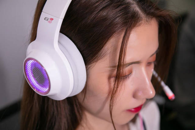 小姐姐:听脚步狂吃鸡,怒测电竞耳机!