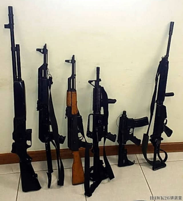 这是里约犯罪分子手中的武器展示,左边是非常罕见的m1918 bar步枪