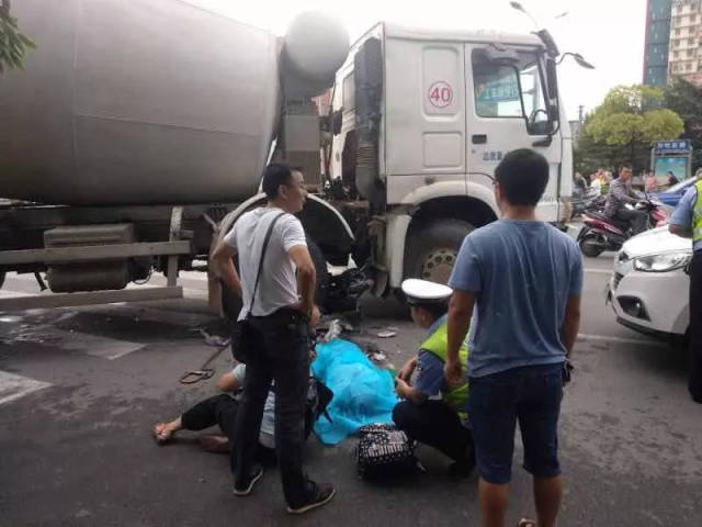 痛心!阳明东路发生车祸 一女学生当场身亡