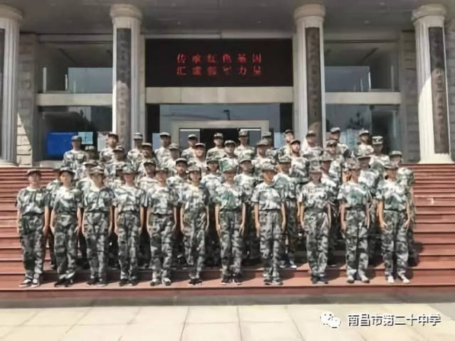 校长彭仁亮高度重视培养学生的国防意识,比赛前一周组织教官和校医