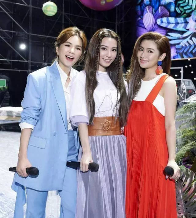 ella梳着简约的低马尾辫,hebe的中分长辫像是森林中的小仙女,selina一