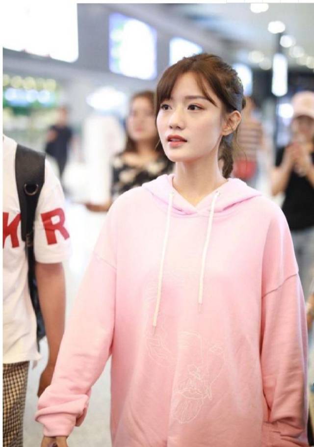 "创造101"陈意涵穿粉色连帽卫衣现身机场 嘟嘴卖萌少女感十足