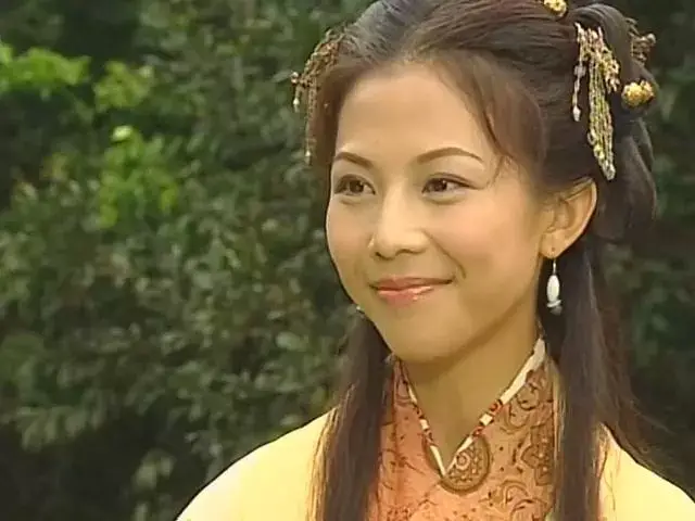 2003年,与陈法蓉,张晋主演了古装神话剧《水月洞天》,这也是蔡少芬和