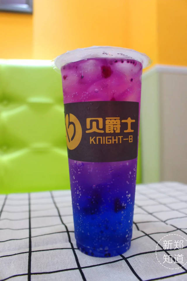 璀璨星空是火龙果跟蓝莓味混合气泡水,拿在手上就是一款抖音爆款