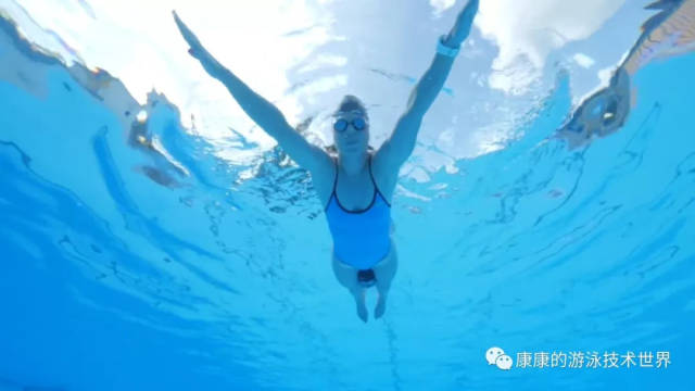 技巧 | 自由泳划手抓水教程