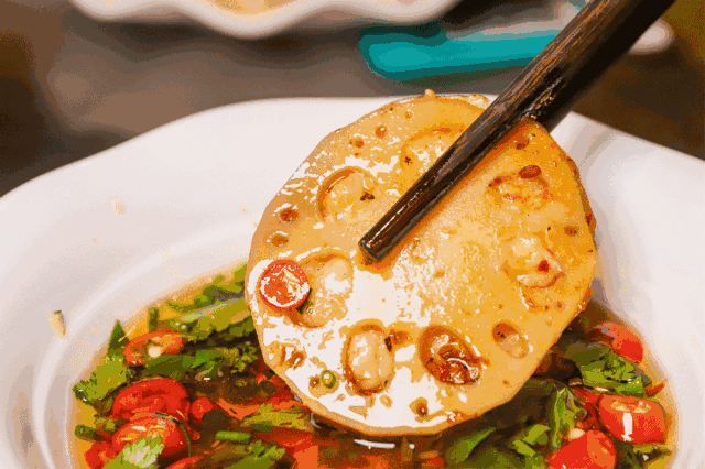 而成的馅料,只加入了少许淀粉,能明显看到里面呼之欲出的虾肉颗粒!