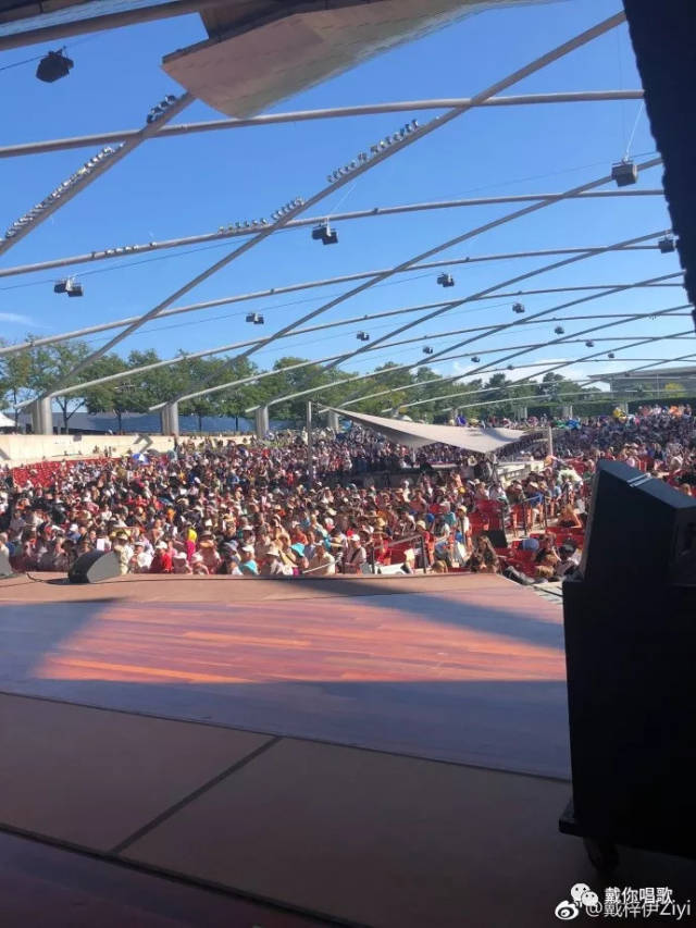 露天音乐厅座无虚席音乐会当然少不了交响乐的表演,著名指挥家丹尼斯