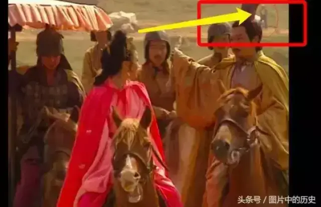 央视版《三国演义》爆笑穿帮镜头, 路人, 汽车, 烟头……乱入