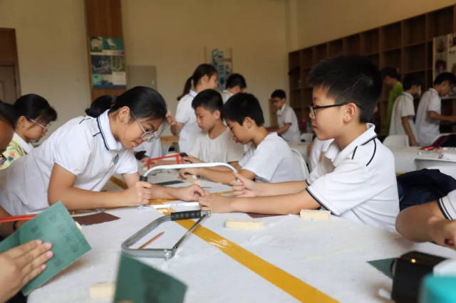 一堂课后,孩子会收获自己人生中第一件亲手做的电动玩具,走路小人,或