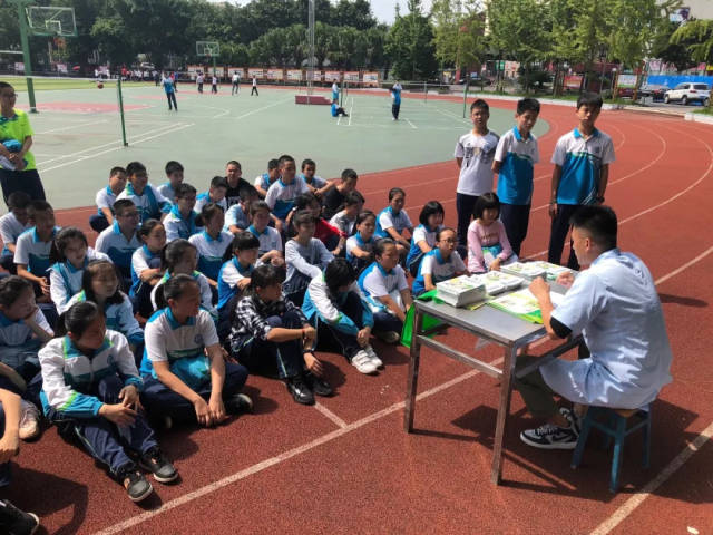 由学校医务室和牛咡桥社区医院联合举办的健康知识宣讲活动在实验中学