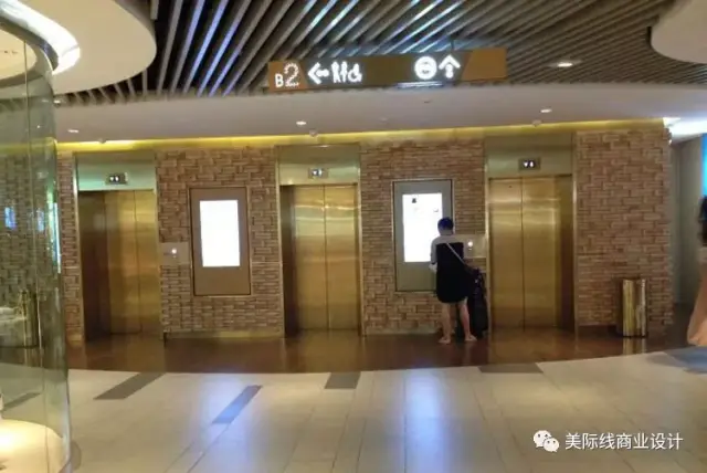 垂直动线分析: 商场1处位置设有直梯,共3部;扶梯共有17个.