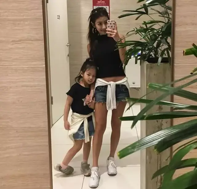 年近40岁辣妈蜂腰翘臀马甲线,看到她的身材,宝妈们心动了吗?