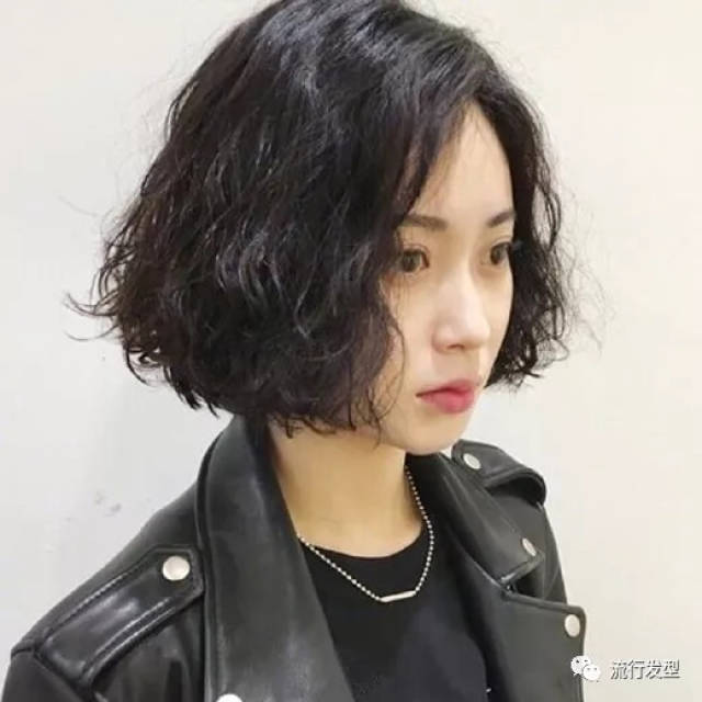 2018流行的发型女短发烫发发型图片