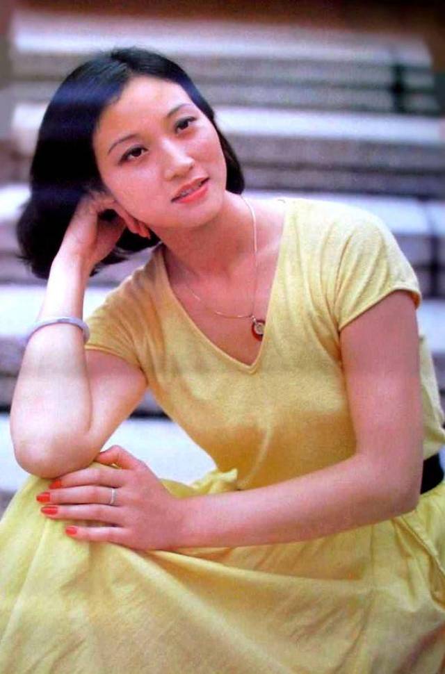 难忘80年代峨影厂5朵金花,傅丽莉像牡丹,潘虹似水仙,而她淡雅如菊