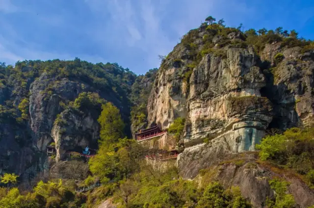 大慈岩以江南第一悬空寺名闻遐迩,享有"浙西小九华"之誉.