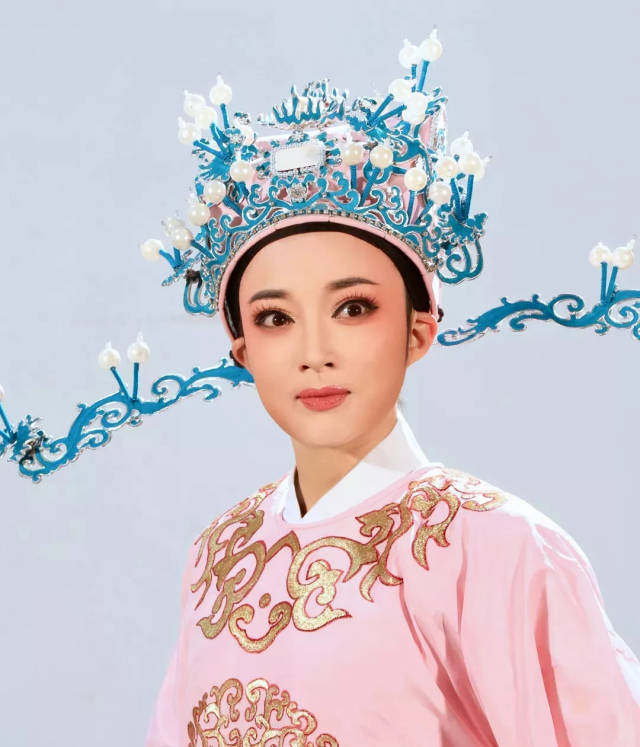 作为一名优秀的青年演员,陈雯婷执着于越剧艺术事业,一直在攀登艺术