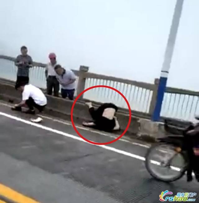 要紧!今晨水东大桥突发车祸,受伤女子一动不动"倒挂"在隔离栏上