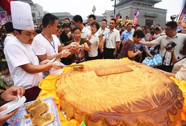 正定惊现超大月饼,直径2米重700