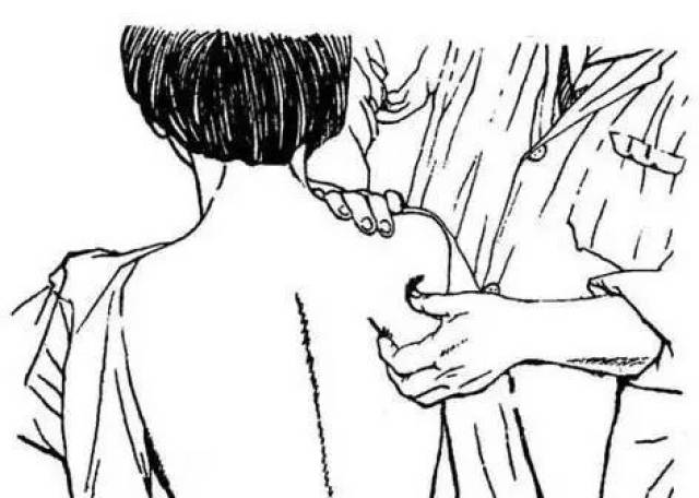 在上述两种位置上用左手第2-5指端扣住肩胛骨脊柱缘,拇指尖按在冈下